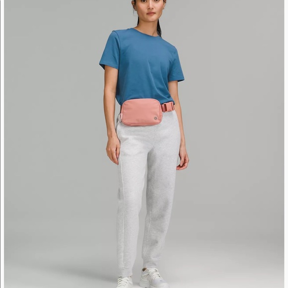 Lululemon Everywhere Belt Bag NWT - Picture 3 of 10
